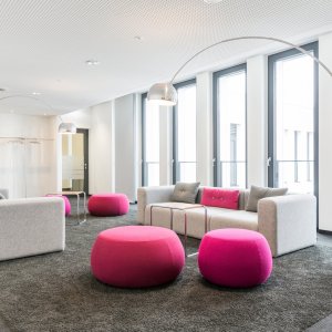 Zwei Pix Hocker an der Glasfront