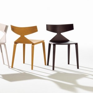 Designerstuhl Saya von Arper mit Eichenschale im Esszimmer