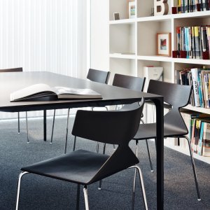 Saya Stuhl von Arper an einem Massivholztisch