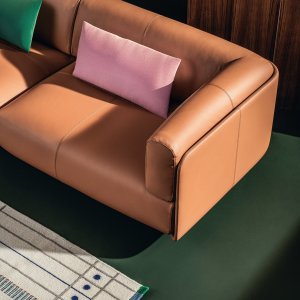 Lederbezug auf der Außenschale des Sofas Shaal