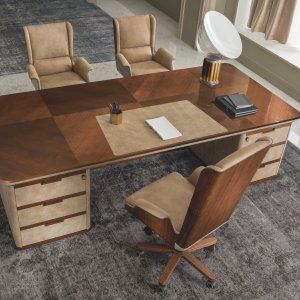 Hoher Schrank mit 198,5 Zentimetern