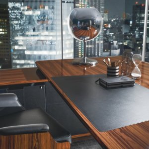 Standcontainer neben der Schreibtischplatte