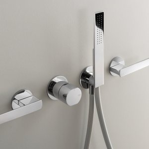 Dreiloch-Garnitur Ayla aus satiniertem Edelstahl am Waschtisch, Cea Design