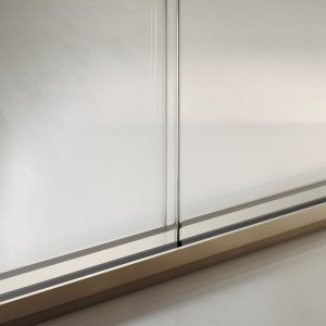 Slender Trennwand mit kanneliertem Glas als Sichtschutz