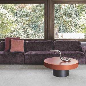 Sofa Cloud von Flexteam in 375 cm Länge mit hellem Stoffbezug im Wohnraum