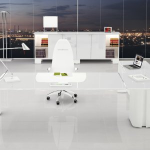 Touch-Bedienung des Soundoffice auf der Lederunterlage eines AlfaOmega Tischs
