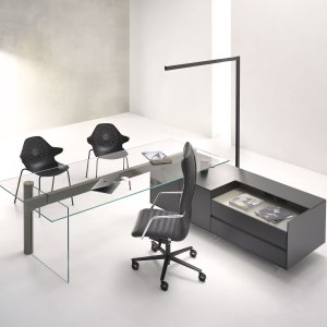 Poliertes Aluminiumprofil zwischen Platte und Wange am Schreibtisch Attiva
