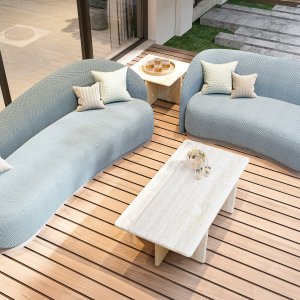 Konferenztisch Ginza in der Massivholzversion mit Holzstühlen vor einer Lamellenwand