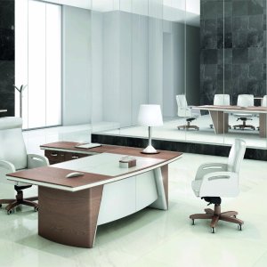 Chefzimmer mit iSixty Schreibtisch, PC-Anbau und Bibliothek Colonna