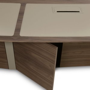 Sitzungszimmer mit Corniche und Chefsesseln Sella