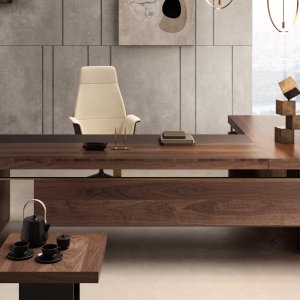 Messingfarbene Fugen zwischen Leder und Holz am Chefschreibtisch Narciso
