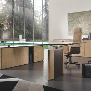 Front mit lackierter Glasplatte