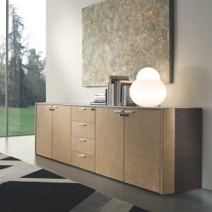 Hoher Schrank mit Tür von 182 Zentimetern