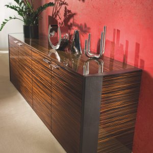Wange mit lackiertem Glas in der Mitte