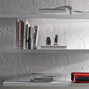Empfangsfront mit skulptierter Bas-Relief Wand
