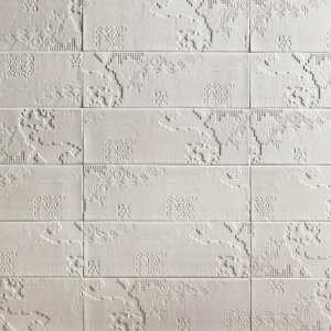 Detail der Bas-Relief Textur Patchwork von Mutina