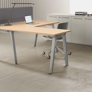 Besprechungstisch E-Place 300 x 120 auf zwei Säulen mit quadratischem Fuß
