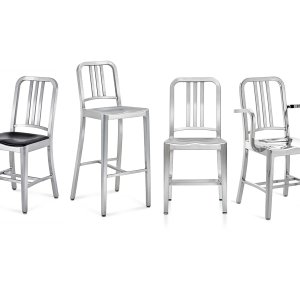 Designerstühle Navy 1006 von Emeco aus gebürstetem Aluminium an einem Esstisch