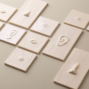 Ziegel Body in Chalk an einer Wand, Faces & Figures von Mutina
