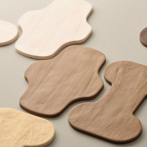 Plain Tiles Sand Matt 30×30 als Boden in einem Flur mit Tageslicht