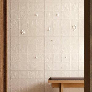 Mouths und Eyes im Hochrelief, glänzend, auf mattem Chalk von Mutina