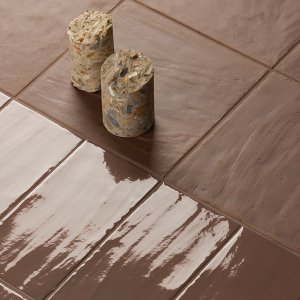Wandfeld mit Ears in Glossy auf Plain Tiles Chalk Matt 15×15