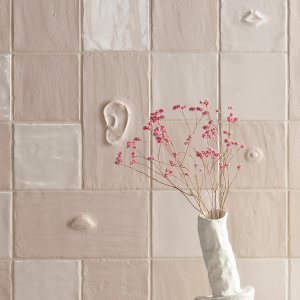 Faces & Figures von Mutina: Wand in Chalk Matt mit der Komposition Face