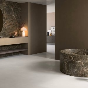Dreilocharmatur Flora in Brushed Steel Look auf einer dunklen Steinplatte