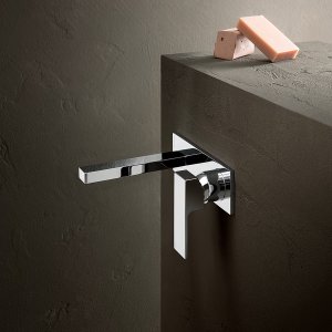 Einlochmischer Mint von Fantini neben einem Aufsatzwaschbecken aus Keramik