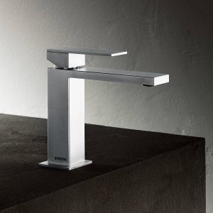 Mint von Fantini: Einloch-Waschtischmischer F004 in Chrom auf einem Waschtisch