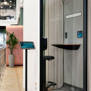 Recycelte PET-Akustikpaneele im Innenraum der Framery One Compact