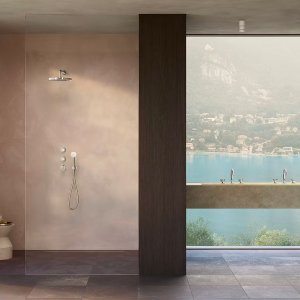 Badewanne mit Flora: Griffe und Auslauf waagrecht an der Wand aufgereiht