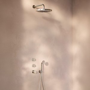 Handbrause Flora von Fantini am Wandhalter mit Brauseschlauch