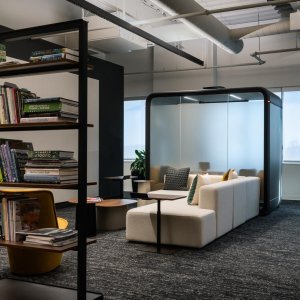 Verbundglasfront des Framery Four Meeting-Pods
