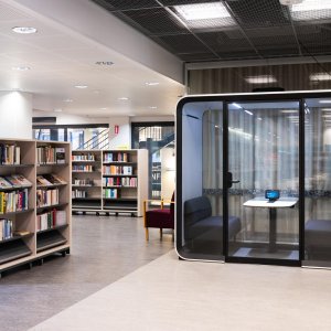 Dunkler Framery Four neben Schreibtischen