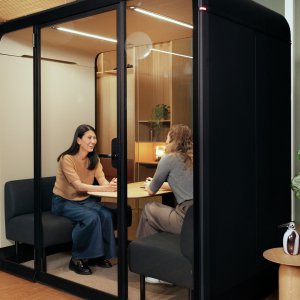 Rotierender Monitorarm mit Display im Framery Four