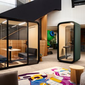 Hybride Besprechung zu viert im Framery Four Pod