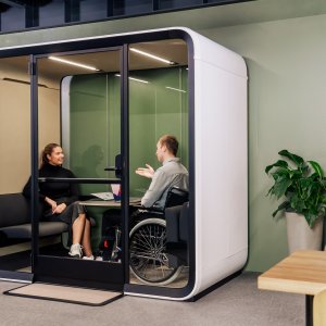 Framery Four Accessible mit klappbaren Möbeln