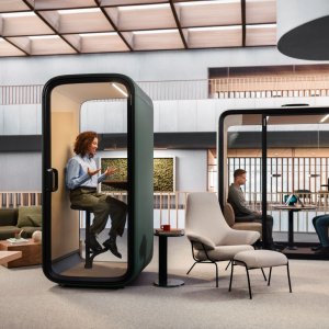 Touchscreen im Birkentisch des Framery Four