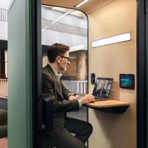 Schallschutztür aus Verbundglas der Framery One Compact