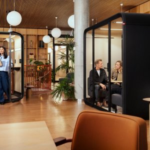 HDMI- und LAN-Anschlüsse im Tisch des Framery Four