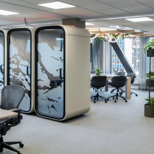 Stahlpaneele mit Pulverbeschichtung an der Framery One Compact