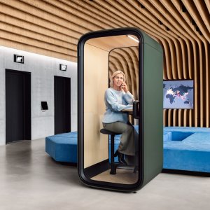 Innenraum der Framery One Compact mit Arbeitsplatte aus Birke