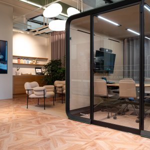 Verbundglasfront des Framery Six Raums