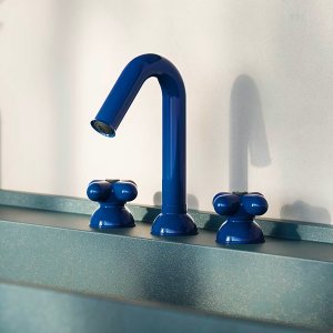 Bogenförmiger roter Auslauf der Waschtischarmatur I Balocchi im Detail