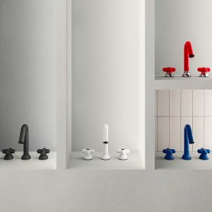 Wand-Waschtischarmatur I Balocchi in Blau auf einer Platte aus Naturstein