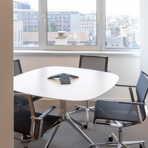 Viersternfuß mit Gleitern eines ICF Office Besprechungsstuhls