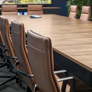 Valea Soft in vollnarbigem Leder am Schreibtisch