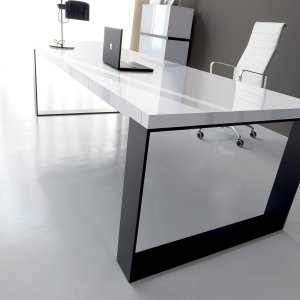 New Loop Sideboards auf Stahlgestell und auf Plattform