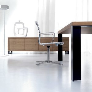 Komplettes Chefzimmer mit New Loop Schreibtisch, Besprechungstisch und Sideboard